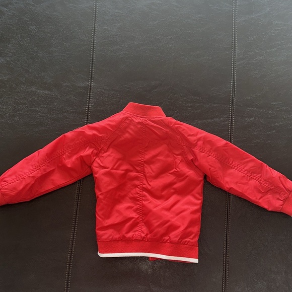Guess Kids bomber bright red jacket size 4. Warm inside Perfect condition. - Picture 6 of 7